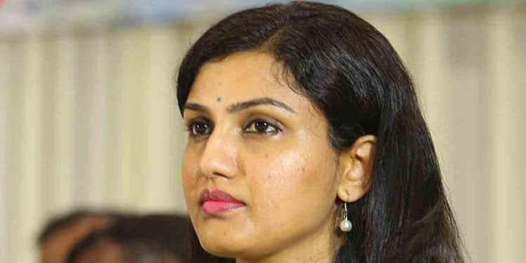7-ാം ക്ലാസിനു മുകളിലുള്ള കുട്ടികളെ വിഷപ്പുക ബാധിക്കില്ലേ?: അവധിയെച്ചൊല്ലി കലക്ടർക്കെതിരെ പ്രതിഷേധം‌