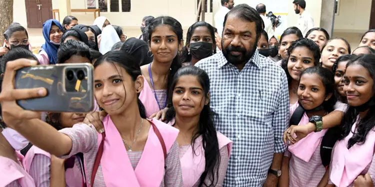 സ്കൂൾ സന്ദർശിച്ച് വിദ്യാർഥികൾക്ക് ആത്മവിശ്വാസമേകി വി. ശിവൻകുട്ടി
