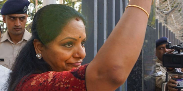ഇഡി ഓഫിസിൽ കവിതയെ ചോദ്യം ചെയ്യുന്നു; പുറത്ത് ബിആർഎസ് പ്രതിഷേധം
