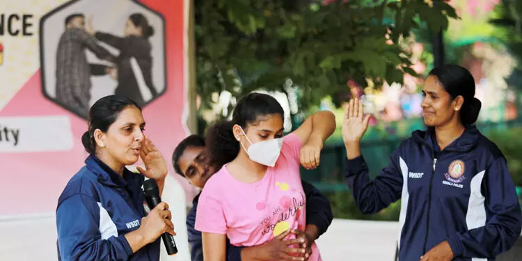 സ്വയം പ്രതിരോധമുറകള്‍ പഠിക്കാന്‍ പൊലീസ് നടത്തിയ വാക്ക് ഇന്‍ ട്രെയിനിങ്ങില്‍ മികച്ച ജനപങ്കാളിത്തം