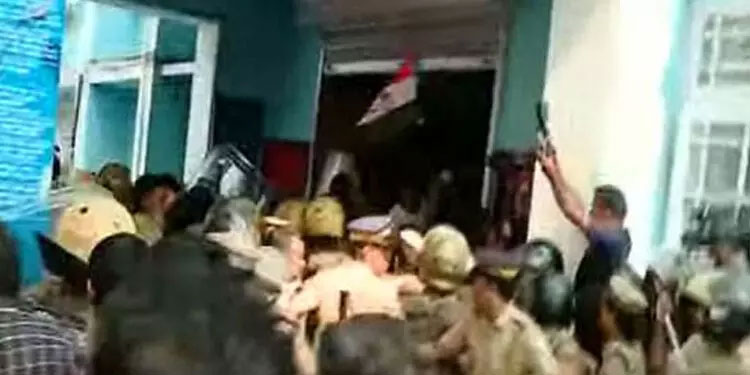 കൊച്ചി കോർപറേഷന് മുന്നിൽ സംഘർഷം; മേയറെ തടയാൻ ശ്രമം, പൊലീസ് ലാത്തി വീശി
