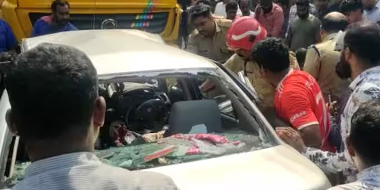 കൺമുന്നിൽ അപകടം, പാഞ്ഞെത്തിയ നാട്ടുകാർക്ക് പരിക്കേറ്റവരെ പുറത്തെത്തിക്കാനായില്ല; 2 പേർ മരിച്ചു