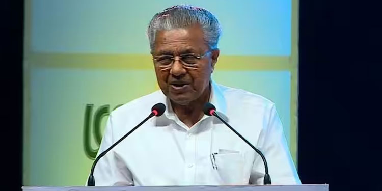 ബ്രഹ്മപുരം തീപിടുത്തത്തിൽ വിദഗ്ധോപദേശം തേടുമെന്ന് മുഖ്യമന്ത്രി, ഫയർഫോഴ്സിന് അഭിനന്ദനം