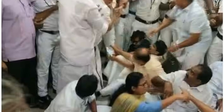 ‘കള്ളക്കേസെടുത്ത് തളര്‍ത്താനാകില്ല, ജനവിരുദ്ധ സര്‍ക്കാരിനെതിരെ പോരാട്ടം തുടരുമെന്ന് പ്രതിപക്ഷ എംഎൽഎമാർ