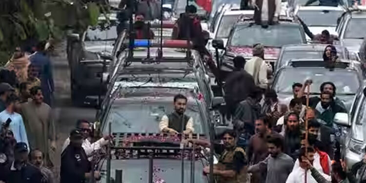 ഇസ്‍ലാമാബാദിലേക്കുള്ള യാത്രക്കിടെ ഇംറാൻ ഖാന്റെ വാഹന വ്യൂഹം അപകടത്തിൽ പെട്ടു
