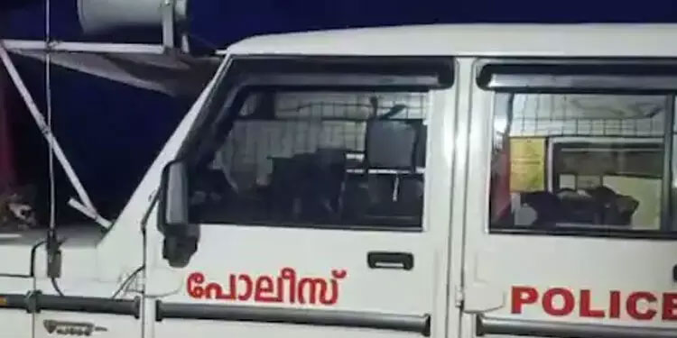 വിദ്യാർഥികളുടെ മറന്നു വെച്ച ഹാൾടിക്കറ്റുകളുമായി പൊലീസ് ഉദ്യോഗസ്ഥൻ ബുള്ളറ്റിൽ പറന്നു 12 കി​ലോമീറ്റർ
