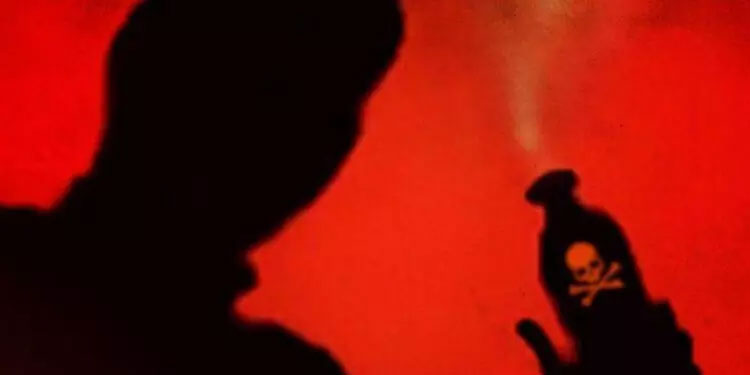 കോടതിയിൽ ഭർത്താവിന്‍റെ ആസിഡ് ആക്രമണം; ഭാര്യ അത്യാസന്നനിലയിൽ