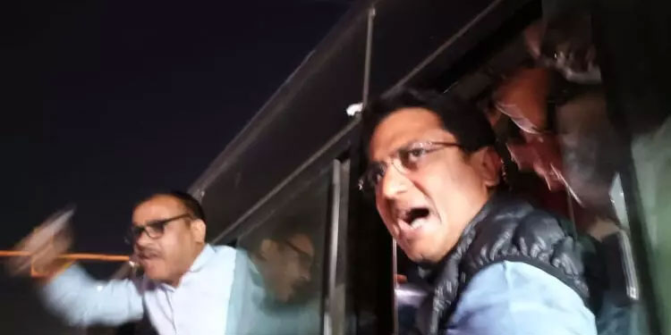 ചെങ്കോട്ടയിൽ കോൺഗ്രസ് പ്രതിഷേധം വിലക്കി ഡൽഹി പൊലീസ്; മുതിർന്ന നേതാക്കളടക്കം കസ്റ്റഡിയിൽ