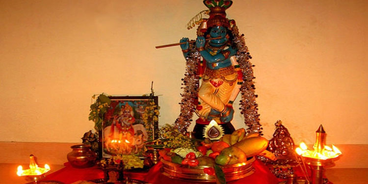 വിഷുവിനെ വരവേറ്റ് മലയാളി; കണിയും കൈനീട്ടവുമായി ആഘോഷം
