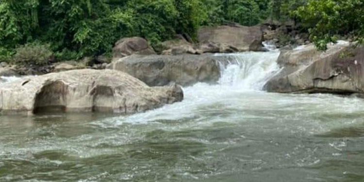 കോഴിക്കോട് തിരുവമ്പാടി അരിപ്പാറ വെള്ളച്ചാട്ടത്തില്‍ രണ്ട് വിദ്യാര്‍ത്ഥികള്‍ മുങ്ങി മരിച്ചു