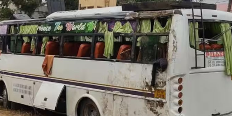 പുന്നപ്രയിൽ ടൂറിസ്റ്റ് ബസ്സ് മറിഞ്ഞ് നിരവധി പേർക്ക് പരിക്ക്