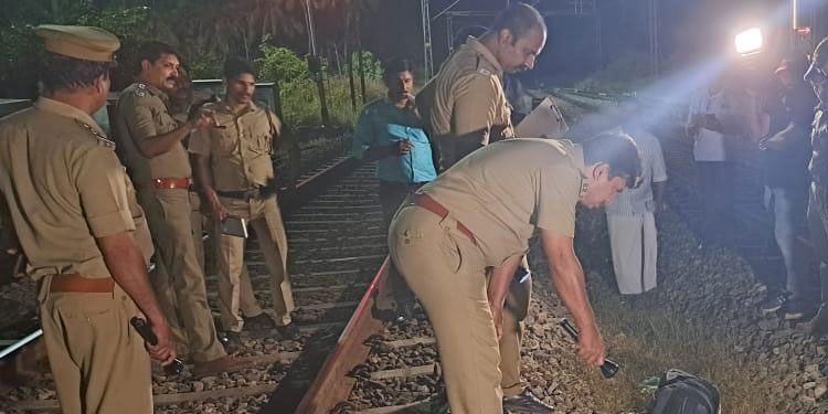 എലത്തൂർ റെയിൽവേ സ്റ്റേഷന് സമീപം ട്രാക്കിൽ ബാഗ്, ലഘുലേഖകളും മൊബൈലും പെട്രോളിന് സമാനമായ ദ്രാവകവും ബാഗിനുള്ളിൽ
