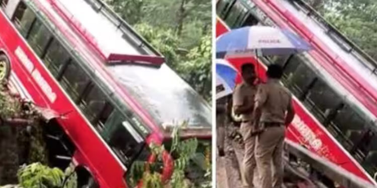 തൃശ്ശൂരിൽ സ്വകാര്യബസ് തോട്ടിലേക്ക് മറിഞ്ഞ് അപകടം, മൂന്ന് സ്ത്രീകൾക്ക് പരിക്ക്