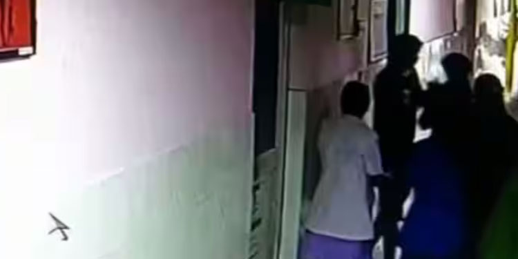 മദ്യലഹരിയിൽ ചികിത്സക്കെത്തി, നഴ്സിനോട് അപമര്യാദയായി പെരുമാറി, ജീവനക്കാരെ കയ്യേറ്റം ചെയ്തു; രണ്ടംഗ സംഘം പിടിയിൽ
