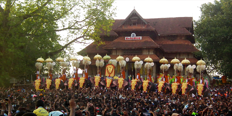 പൂരാവേശത്തിൽ തൃശൂർ; പാറമേക്കാവിന്റെയും തിരുവമ്പാടിയുടെയും തെക്കോട്ടിറക്കം തുടങ്ങി