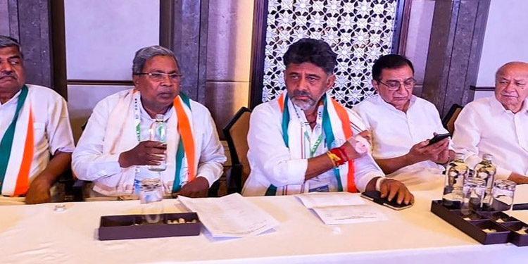 കര്‍ണാടക മുഖ്യമന്ത്രി : തീരുമാനം ഖാര്‍ഗെയ്ക്ക് വിട്ടു