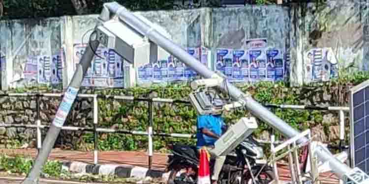 അടൂരില്‍ എ ഐ ക്യാമറ പോസ്റ്റ് ഇടിച്ച് തകര്‍ത്ത് ടിപ്പര്‍ ലോറി