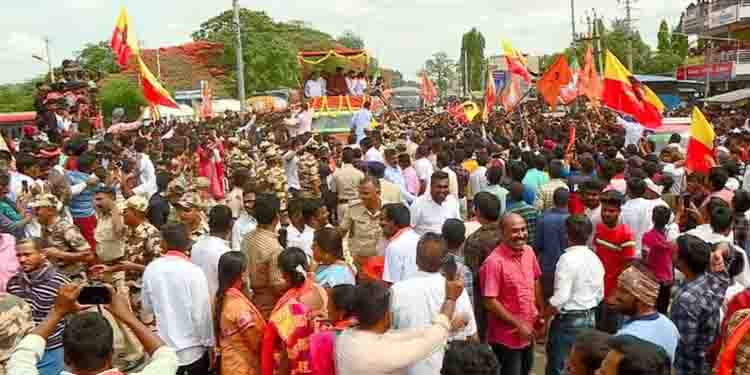 ഗുണ്ടൽപേട്ടിൽ ഇഞ്ചോടിഞ്ച് പോരാട്ടം; സൂപ്പർ താരങ്ങളെ ഇറക്കി ബിജെപി പ്രചാരണം, വീടുകൾ കയറിയിറങ്ങി കോൺഗ്രസും
