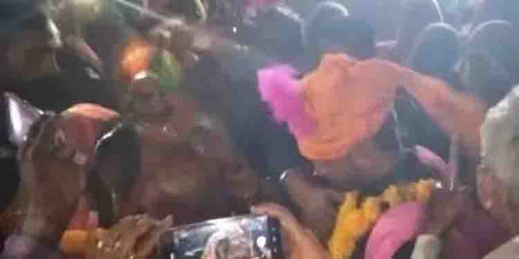 വിവാഹദിവസം ഓടിപ്പോയ വധുവിന് വേണ്ടി വിവാഹവേദിയിൽ വിവാഹവസ്ത്രവും ധരിച്ച് വരൻ കാത്തിരുന്നത് 13 ദിവസം