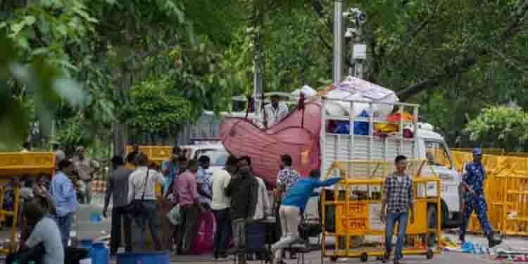 ഗുസ്തി താരങ്ങളെ ജന്തർ മന്തറിലേക്ക് പ്രവേശിപ്പിക്കാതെ പൊലീസ്, വഴിയടച്ചു; കേരള ഹൗസിലെ മുറികളൊഴിഞ്ഞ് താരങ്ങൾ