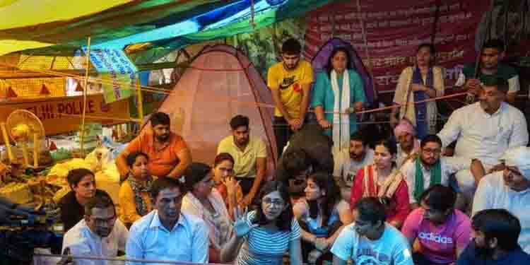 ഗുസ്തി താരങ്ങളുടെ രാപ്പകല്‍ സമരം തുടരുന്നു, ദില്ലി പൊലീസിനെതിരെ വിമര്‍ശനം രൂക്ഷം, പിന്തുണയുമായി കൂടുതല്‍ പേര്‍