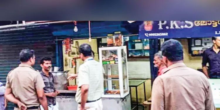 കുറ്റിപ്പുറം ടൗണിലെ നാല് ബങ്കുകൾ പൊലീസ് സഹായത്തോടെ ഒഴിപ്പിച്ചു