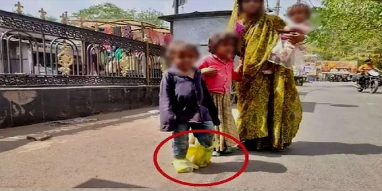 ചെരുപ്പ് വാങ്ങാൻ കാശില്ല, കൊടുംചൂടിൽ പ്ലാസ്റ്റിക് കവർ കാലിൽ ചുറ്റി അമ്മയും പിഞ്ചുമക്കളും; മധ്യപ്രദേശിൽനിന്ന് ഉള്ളുലയ്ക്കുന്ന ചിത്രം