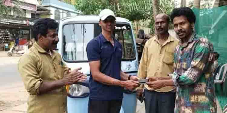 ബസ്റ്റോപ്പില്‍ പണവും എടിഎമ്മും അടങ്ങിയ പേഴസ്; ഉടമസ്ഥനെ അന്വേഷിച്ച് കണ്ടെത്തി തിരികെ നൽകി ഓട്ടോ ഡ്രൈവർ