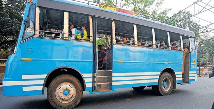 കിളിമാനൂരില്‍ സ്വകാര്യ ബസിന്റെ മുൻവാതിലിൽ നിന്ന് വീണ് യുവാവിന് ഗുരുതര പരുക്ക്