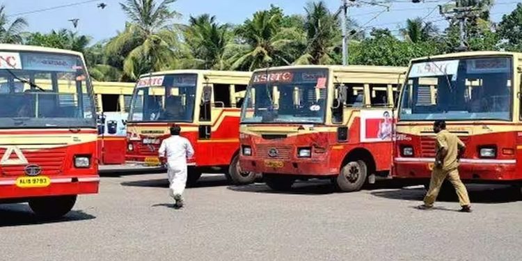 അങ്കമാലിയില്‍ ഓടിക്കൊണ്ടിരുന്ന കെ.എസ്.ആര്‍.ടി.സി ബസില്‍ പുക