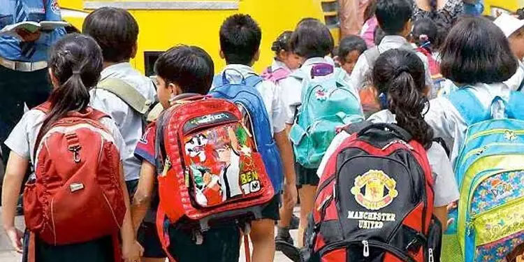 ‘നാളെ ഫീസ് കൊണ്ടുവരാൻ ഞങ്ങൾ മറക്കില്ല’ ;ഫീസടക്കാത്തതിന് വിദ്യാർഥികൾക്ക് ഇംപോസിഷൻ നൽകിയ അധ്യാപികക്ക് സസ്​പെൻഷൻ