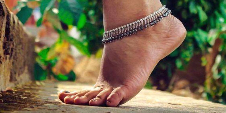 പാദങ്ങള്‍ വിണ്ടു കീറുന്നത് തടയാൻ പരീക്ഷിക്കാം ഈ പത്ത് വഴികള്‍…