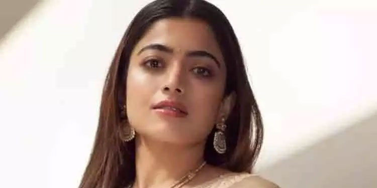 ചിക്കൻ ബർഗറിന്റെ പരസ്യം നടിക്ക് തലവേദനയായി! രശ്മികക്കെതിരെ വിമർശനം
