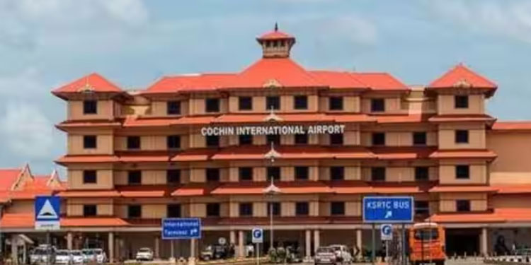 വിമാനം കയറുന്നതിനിടെ മഴ നനഞ്ഞ് പനി പിടിച്ചു, യാത്രക്കാരന് സിയാല്‍ നഷ്ടപരിഹാരം നല്‍കണമെന്ന് ഉത്തരവ്