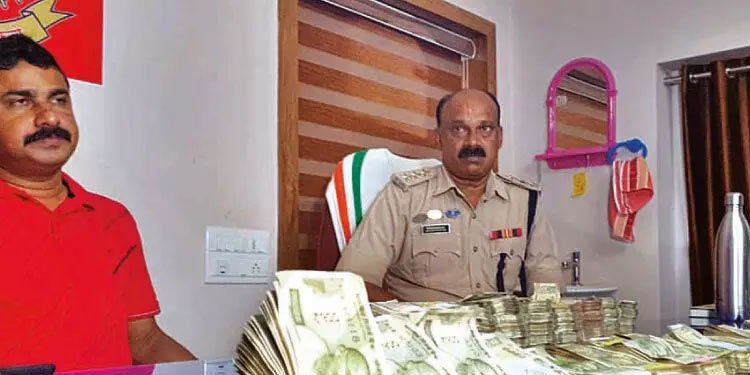 കാസര്കോട് ജില്ലയിൽ മൂന്നിടത്തായി കുഴൽപണവേട്ട 57.18 ലക്ഷം പിടികൂടി