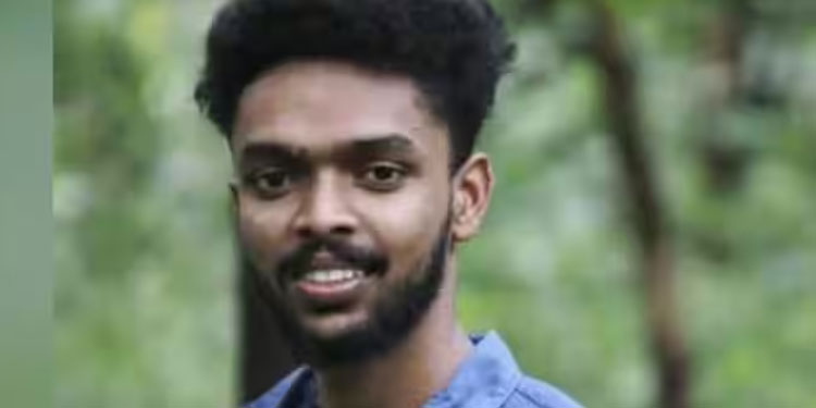ബസ് കാത്തിരിപ്പുകേന്ദ്രത്തിന് മുകളിലേക്ക് തെങ്ങ് വീണ് അപകടം, ചികിത്സയിലിരുന്ന വിദ്യാർത്ഥി മരിച്ചു