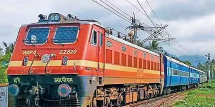 പാളത്തിൽ അറ്റകുറ്റപ്പണി, 15 ട്രെയിനുകൾ റദ്ദാക്കിയതോടെ വല‌ഞ്ഞ് ജനങ്ങൾ