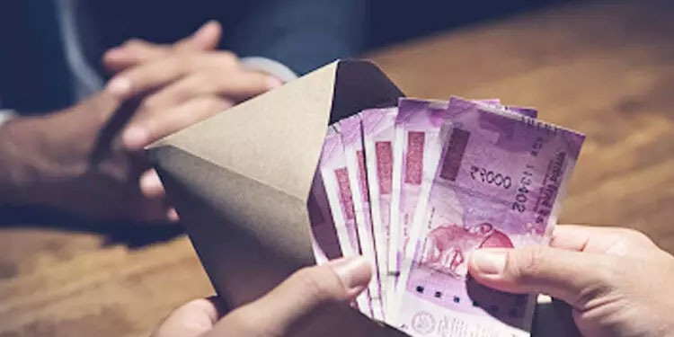 ലൊക്കേഷൻ സർട്ടിഫിക്കറ്റിന് 2500 രൂപ കൈക്കൂലി; വില്ലേജ് ഫീൽഡ് അസിസ്റ്റന്‍റ് പിടിയിൽ