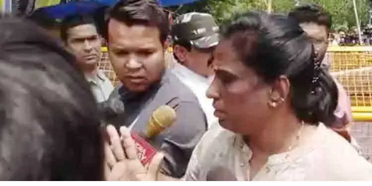 ഗുസ്തി താരങ്ങളെ കാണാനെത്തിയ പി.ടി. ഉഷക്കെതിരെ പ്രതിഷേധം
