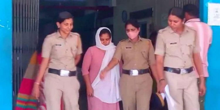 രാത്രി 65കാരനെ യുവതി വീട്ടിലേക്ക് വരുത്തി; വിഡിയോ പകര്‍ത്തി പണം തട്ടി, ഹണിട്രാപ്പ്