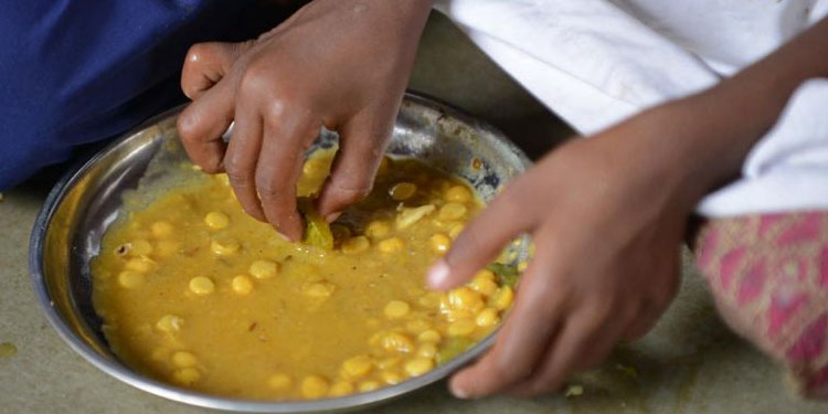 ബിഹാറിൽ സ്കൂളിലെ ഉച്ചക്കഞ്ഞിയിൽ ചത്ത പാമ്പ്; നൂറോളം കുട്ടികൾ ആശുപത്രിയിൽ
