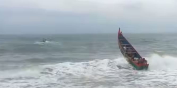 ബീച്ചിലും കടലിലും പോകരുത്; കേരള തീരത്ത് കടലാക്രമണ സാധ്യത, ഉയർന്ന തിരമാല ജാഗ്രതാ നിർദേശം