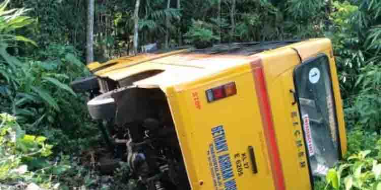 പത്തനംതിട്ടയിൽ കുട്ടികളുമായി പോയ സ്കൂൾ ബസ് നിയന്ത്രണം വിട്ട് മറിഞ്ഞ് അപകടം