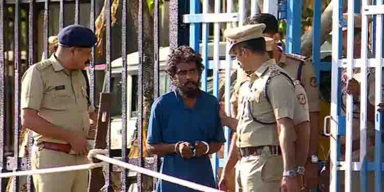 കണ്ണൂരിൽ ട്രെയിനിന് തീവച്ചതും രക്ഷപ്പെട്ടതും സംഭവസ്ഥലത്ത് വിശദീകരിച്ച് പ്രതി; തെളിവെടുപ്പ് നടത്തി