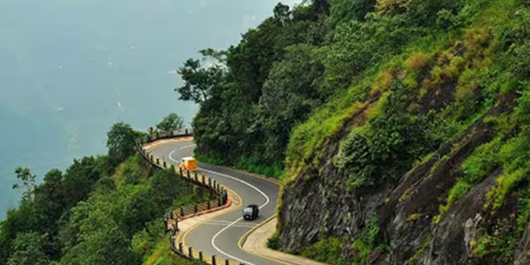 താമരശ്ശേരി ചുരത്തില്‍ നിന്ന് രണ്ട് പേര്‍ കൊക്കയിലേക്ക് വീണു, സംഭവം ബൈക്ക് അപകടത്തിൽ പെട്ട്