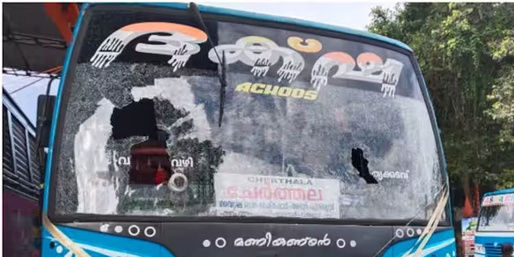 സ്വകാര്യ ബസ് തൊഴിലാളികള്‍ തര്‍ക്കം, അടി; ആറ് ബസുകള്‍ തല്ലിതകര്‍ത്തു, സംഭവം ചേര്‍ത്തലയില്‍