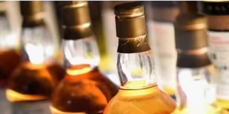 ഒടുവിൽ അനുമതി, ഒരാൾക്ക് രണ്ടു കുപ്പി മദ്യം വരെ കൊണ്ടുപോകാം; ദില്ലി മെട്രോയിലെ മദ്യ വിലക്ക് നീക്കി