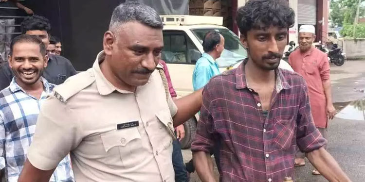 ക്ഷേത്രത്തിലെ ഓട്ടു പാത്രങ്ങൾ മോഷ്ടിച്ചു രക്ഷപ്പെടാൻ ശ്രമിച്ചയാൾ നാട്ടുകാരുടെ പിടിയിലായി