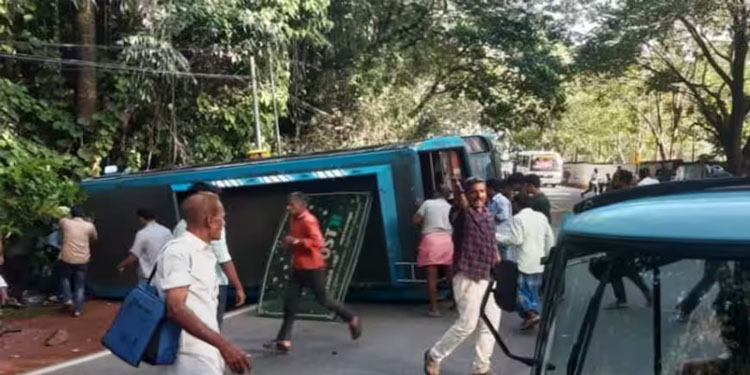 കോഴിക്കോട് സ്വകാര്യ ബസ് മറിഞ്ഞു ; നിരവധി പേർക്ക് പരിക്ക്