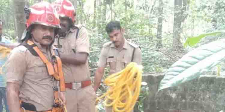 കിണറ്റില്‍ വീണ മകളെ രക്ഷിക്കാന്‍ 61കാരിയായ അമ്മയും ചാടി: ഇരുവരെയും രക്ഷപ്പെടുത്തി ഫയര്‍ഫോഴ്‌സ്